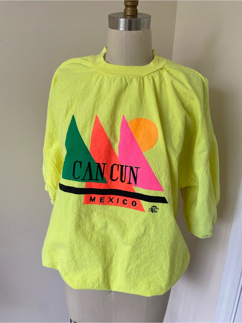 Vintage 80s 90s NEON Cancun Mr.Miro Toucan TAG Souvenir Sweatshirt